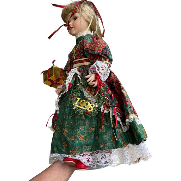 Heritage Signature Collection Christmas Porcelain Doll Nicole Vtg 1998 #30018 - Picture 3 of 14